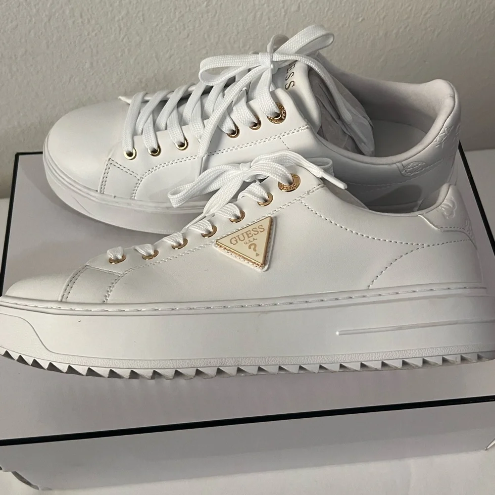 Guess Denesa women’s comfy‎ sneakers| |9 ½ M| white | brand new